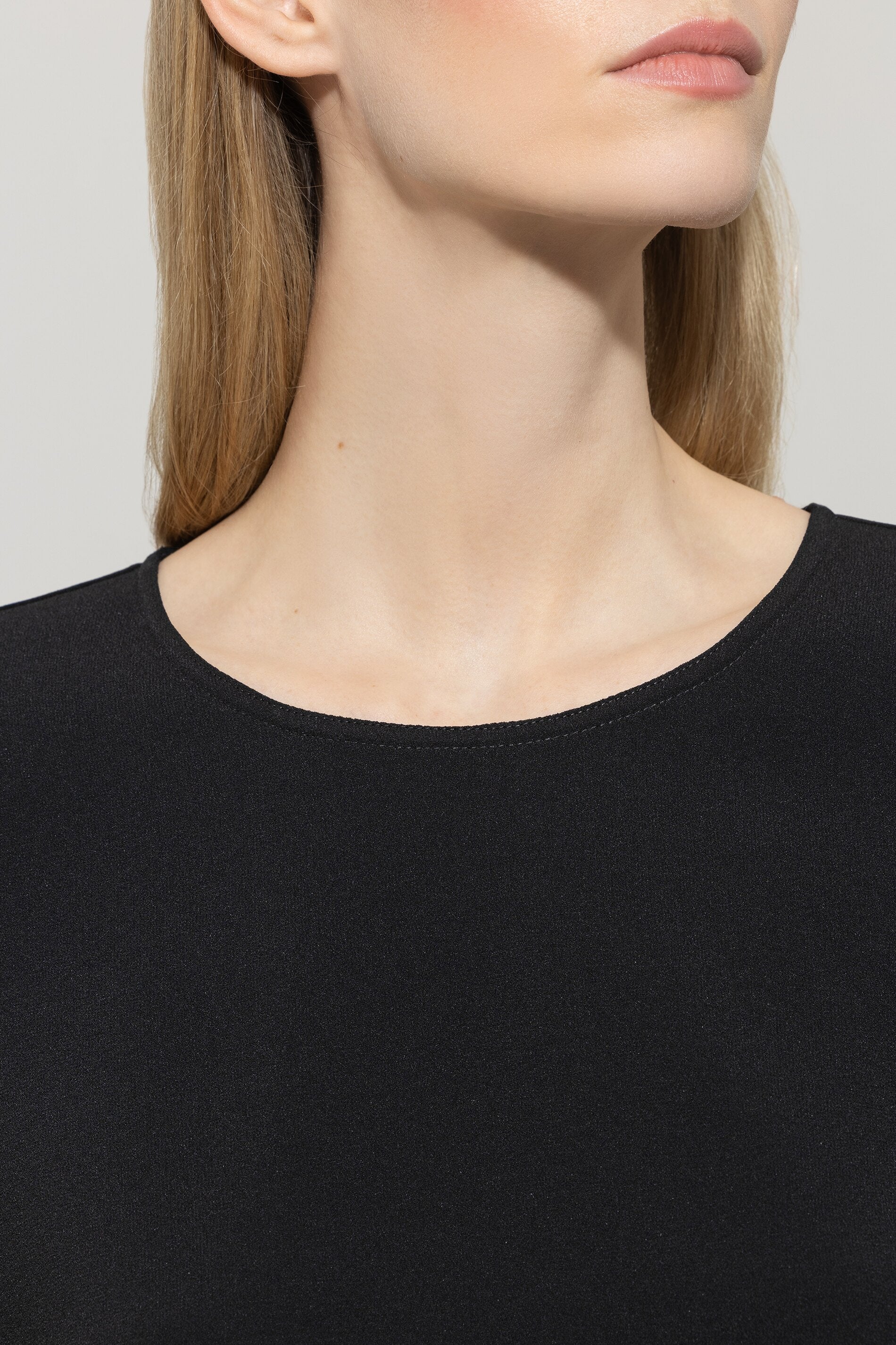 Bluse aus Techno-Sablé - deep black - Standard - Image 4