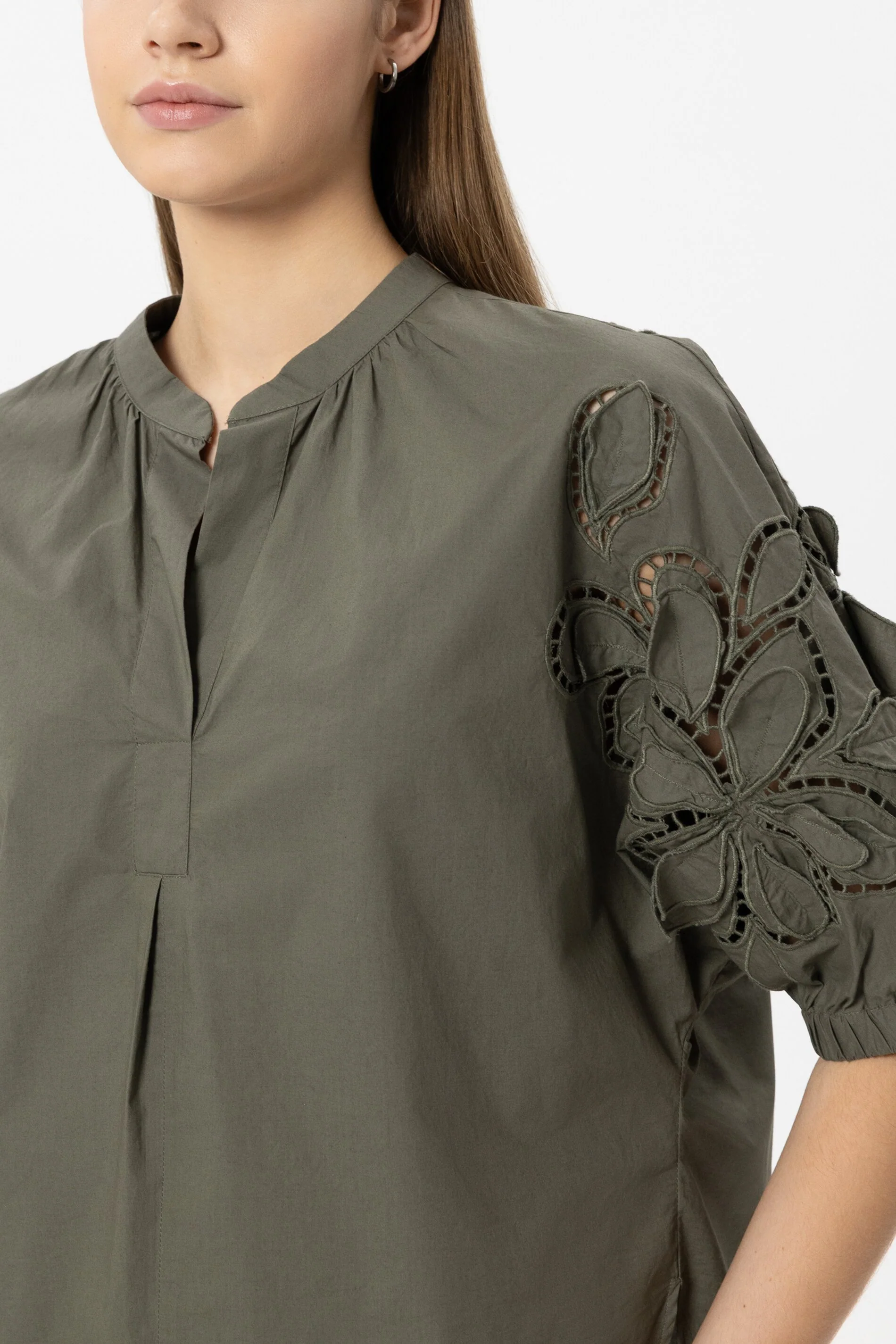 Bluse mit Lochstickerei - khaki - Standard - Image 4