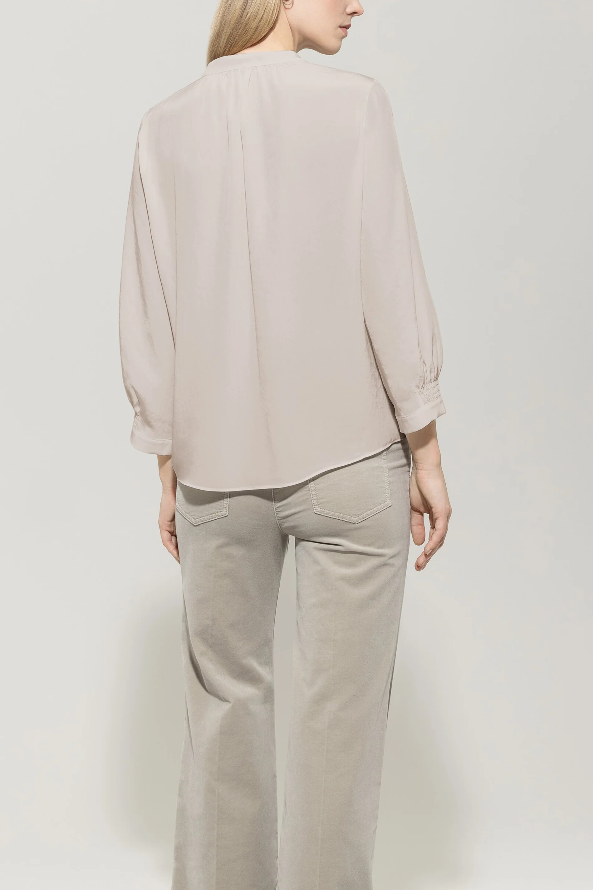 Bluse mit Smokdetail - oyster - Standard - Image 3