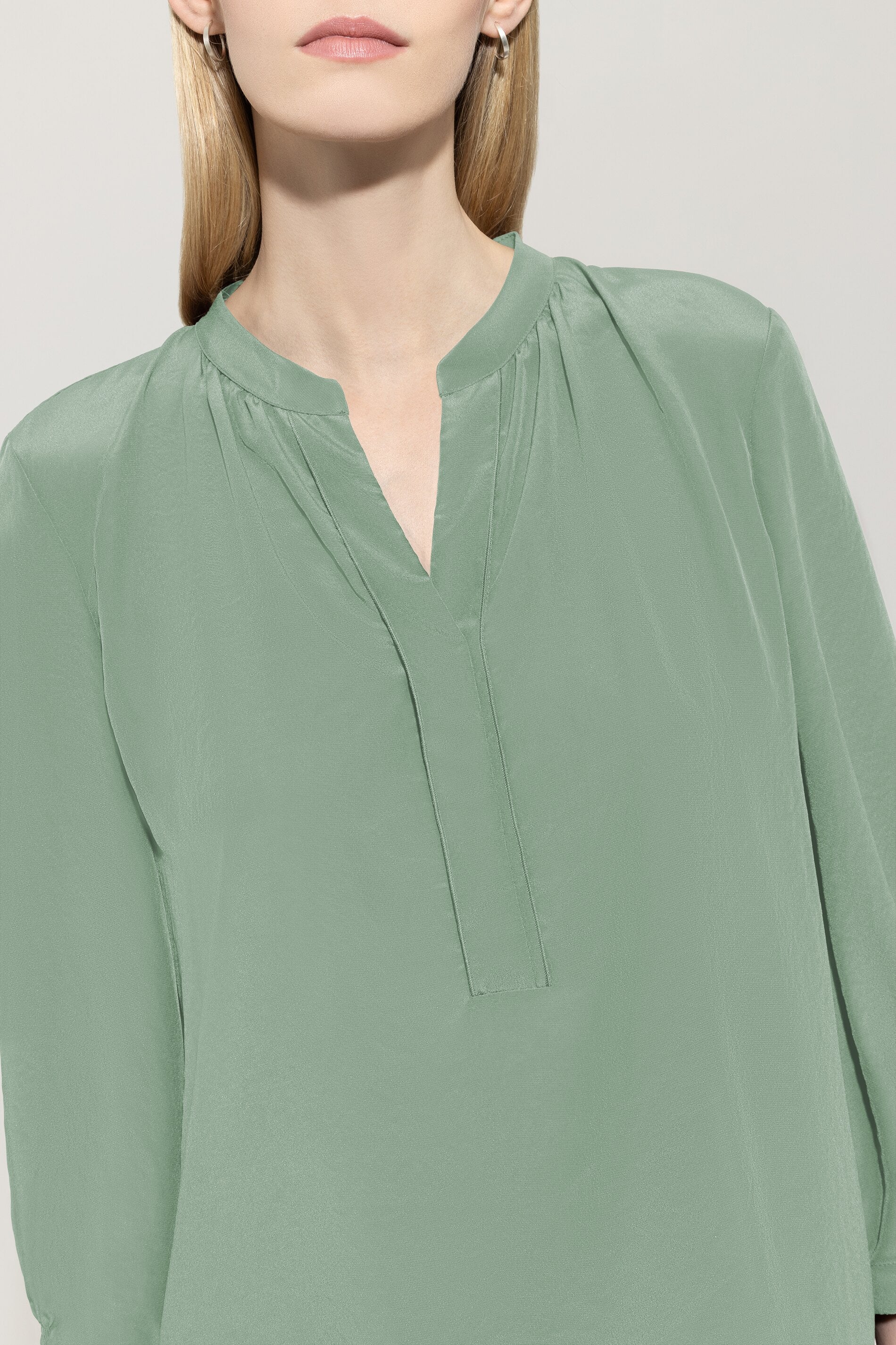 Bluse mit Smokdetail - salbei - Standard - Image 4
