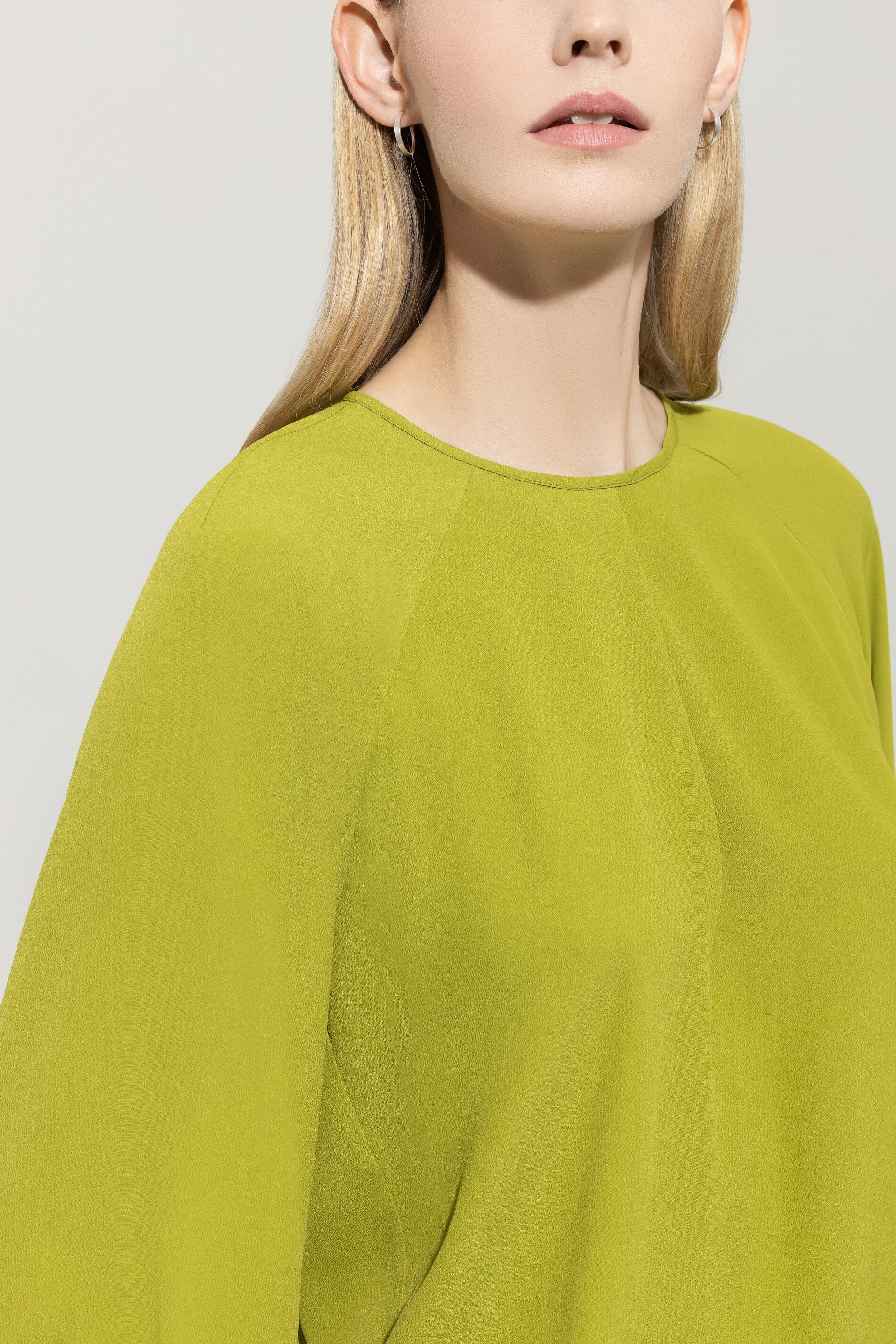 Blusenshirt aus Seiden-Mix - acid green - Standard - Image 4