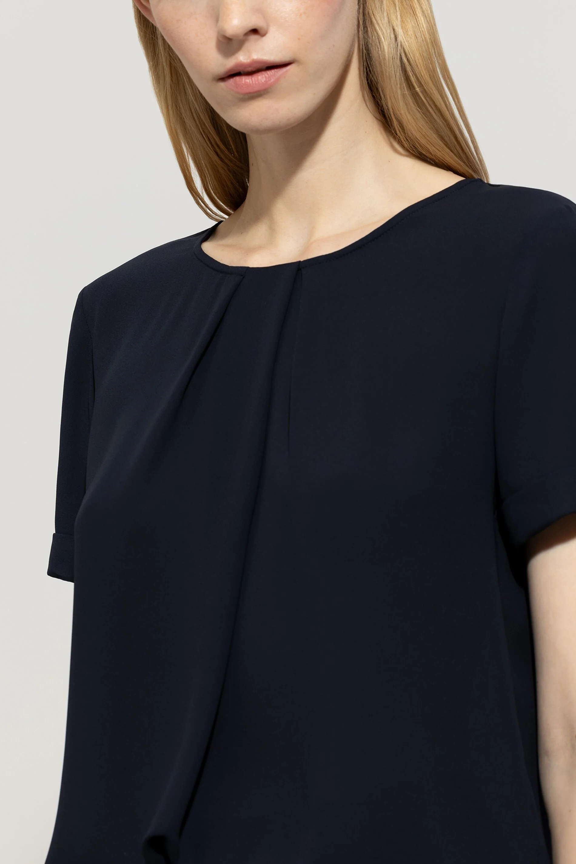 Fließendes Kurzarm-Blusenshirt - dark navy - Standard - Image 4