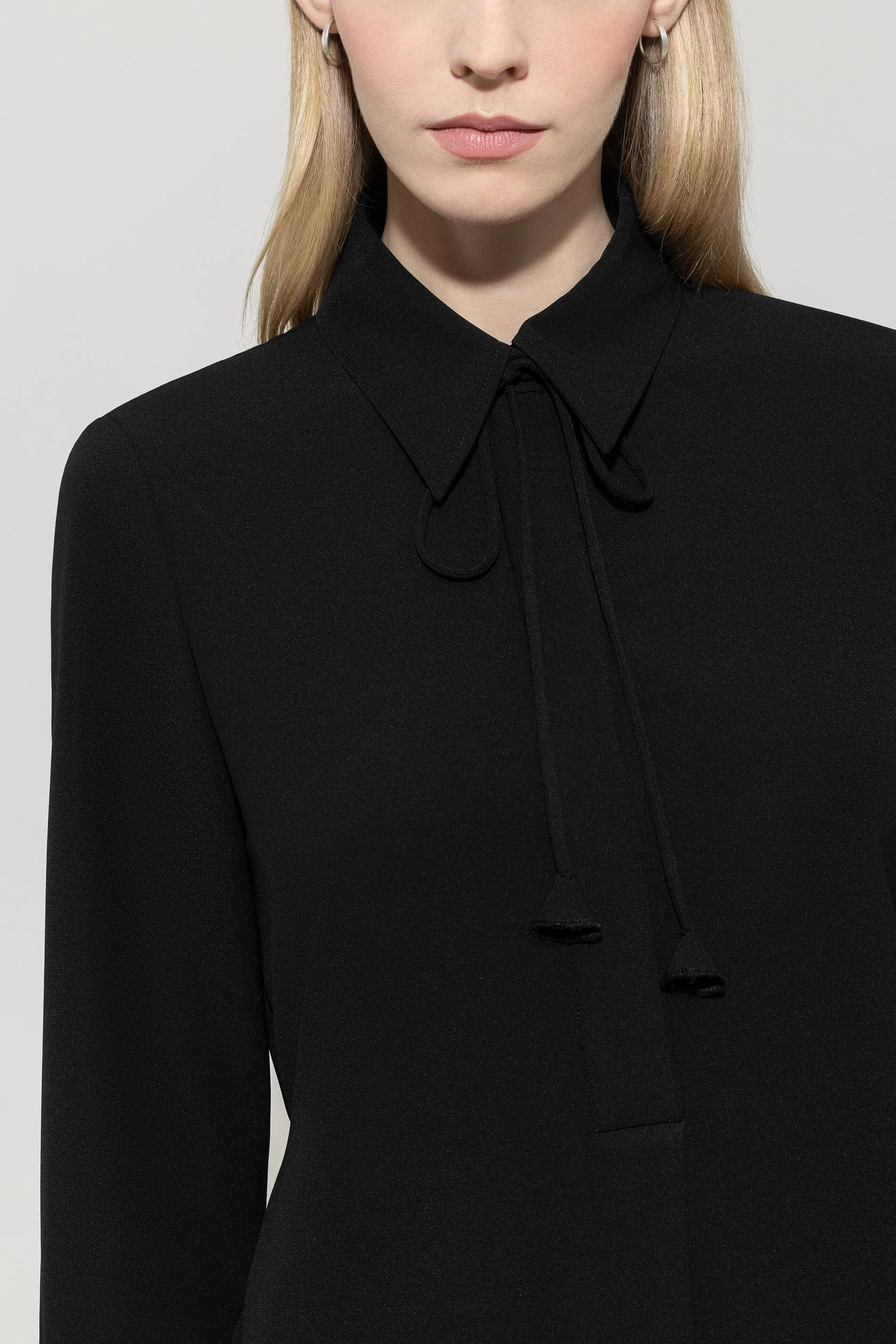 Hemdkleid mit Bindeband-Detail - deep black - Standard - Image 4