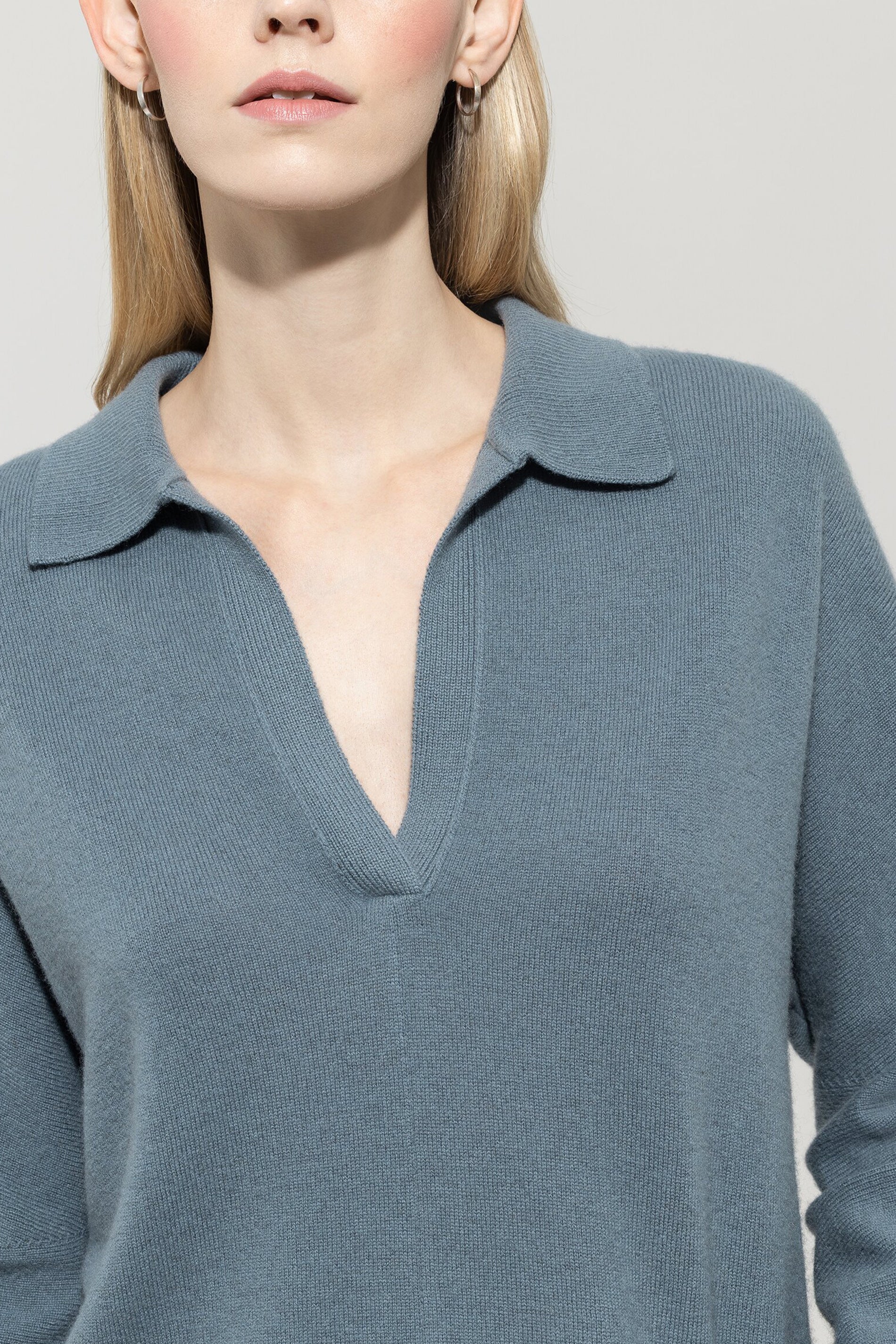 Polo-Shirt aus Kaschmir-Mix - greyish blue - Standard - Image 4