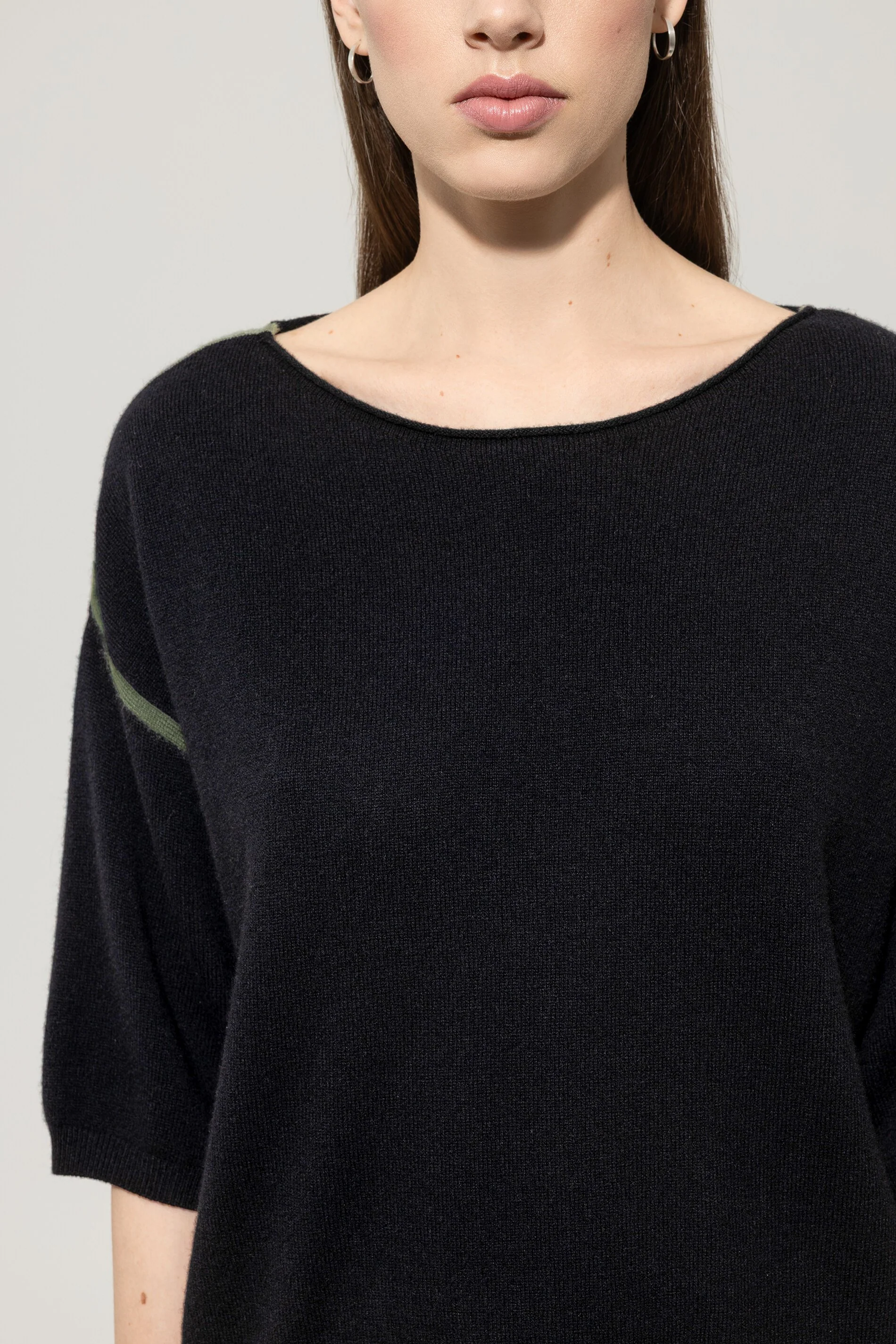 Pullover aus Kaschmir-Mix - deep black / cool khaki - Standard - Image 4