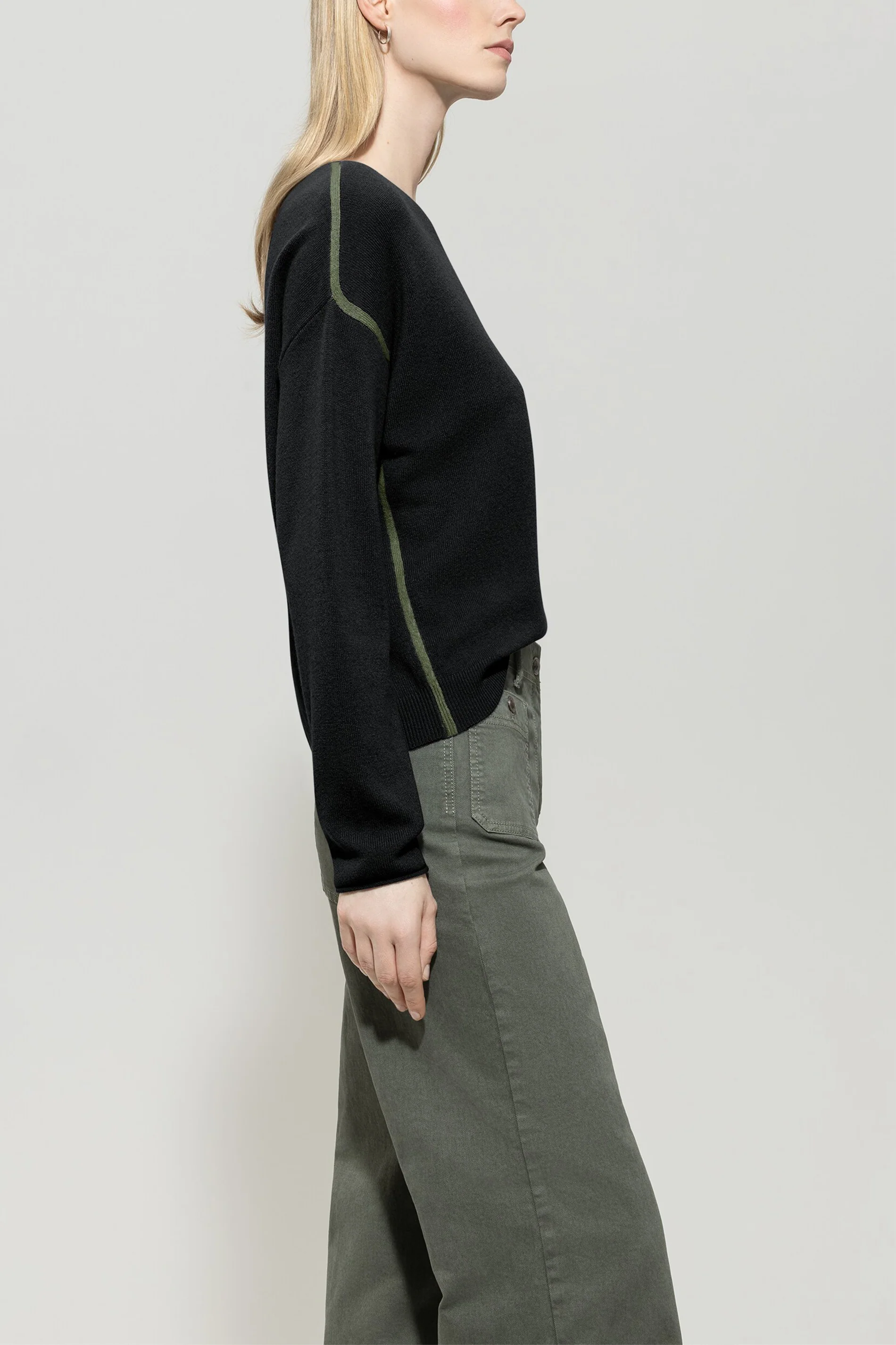 Pullover aus Kaschmir-Mix - deep black / cool khaki - Standard - Image 2