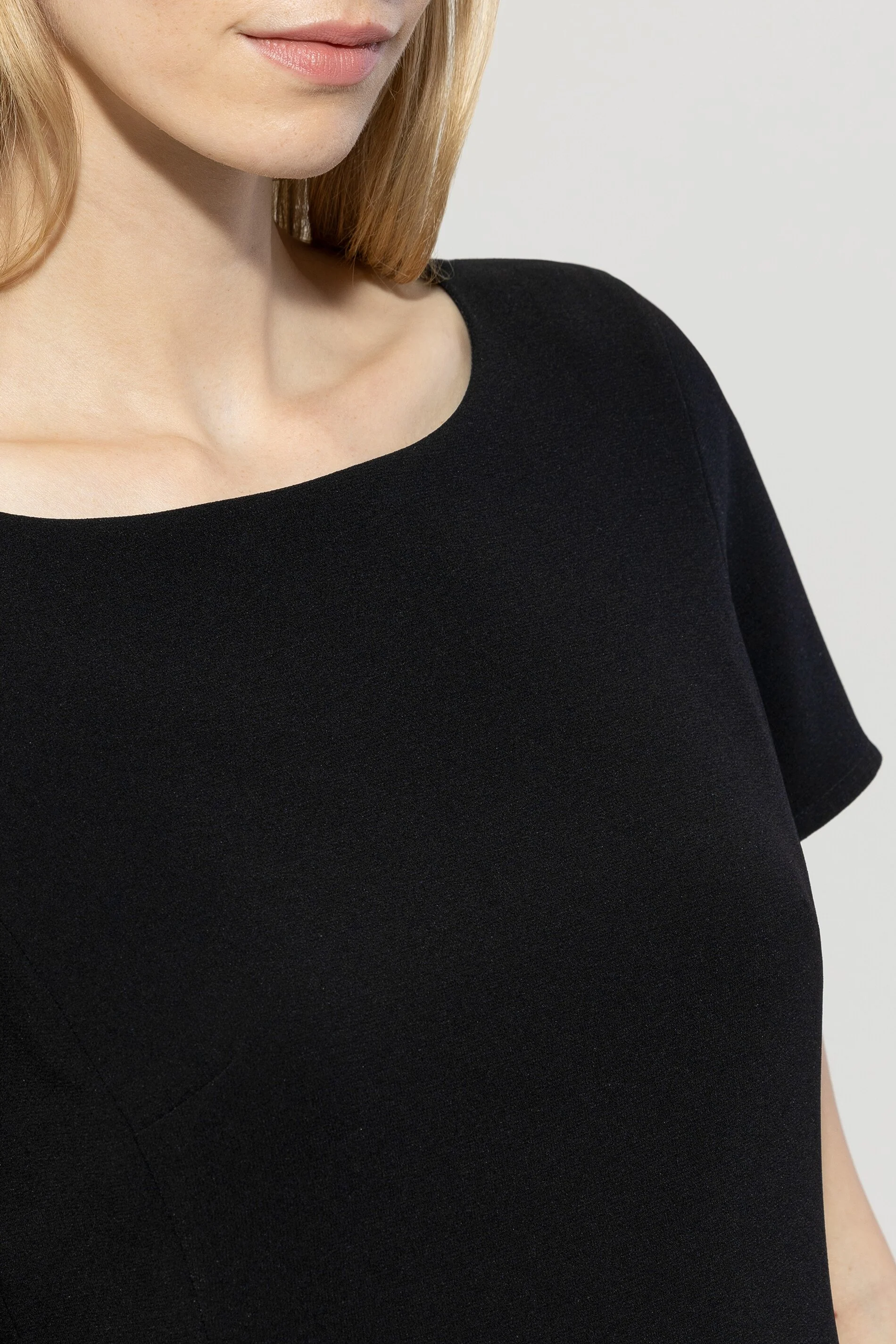 Shiftdress aus Techno Sablé - black - Standard - Image 4