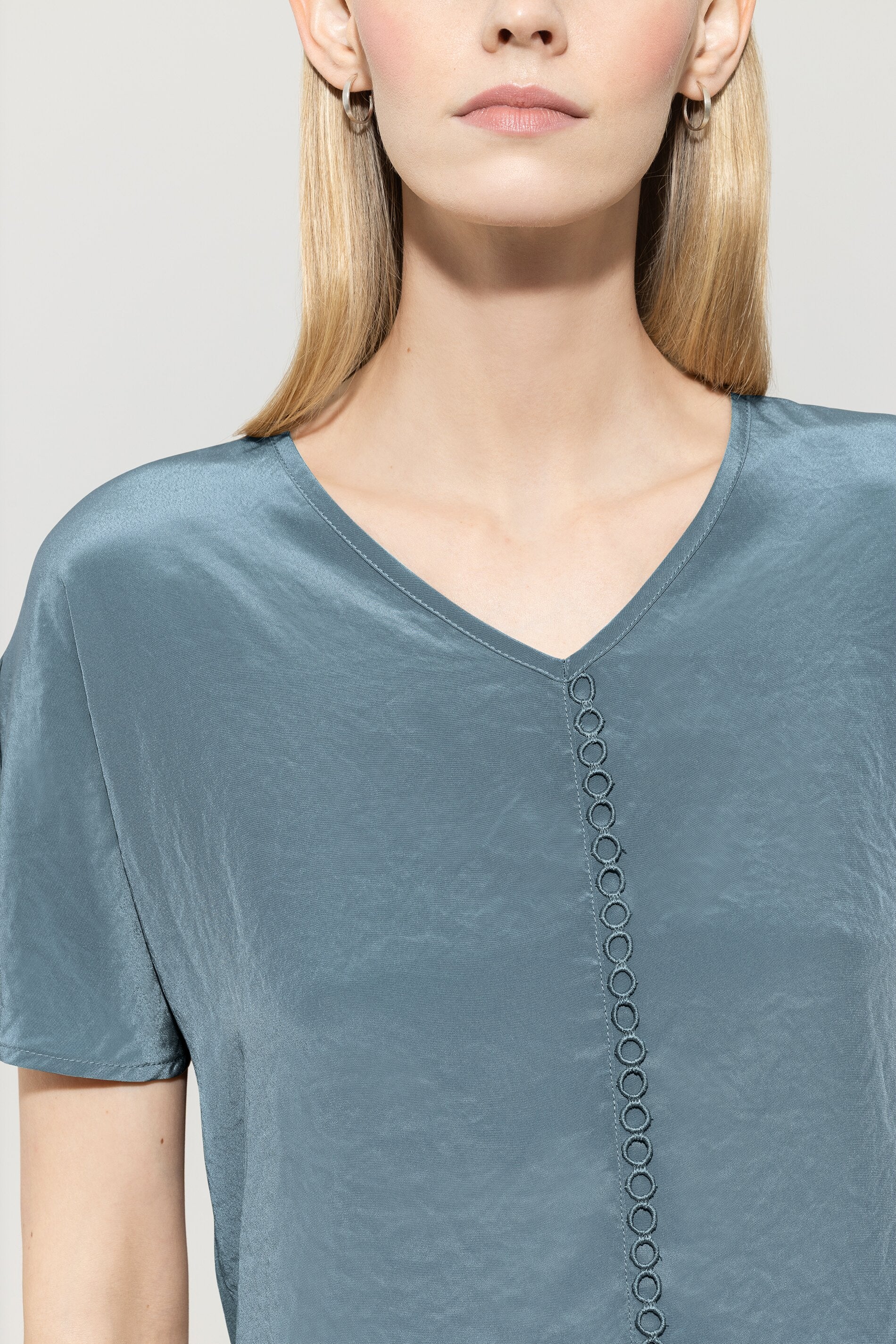 V-neck T-shirt - greyish blue - with tape - Image 4
