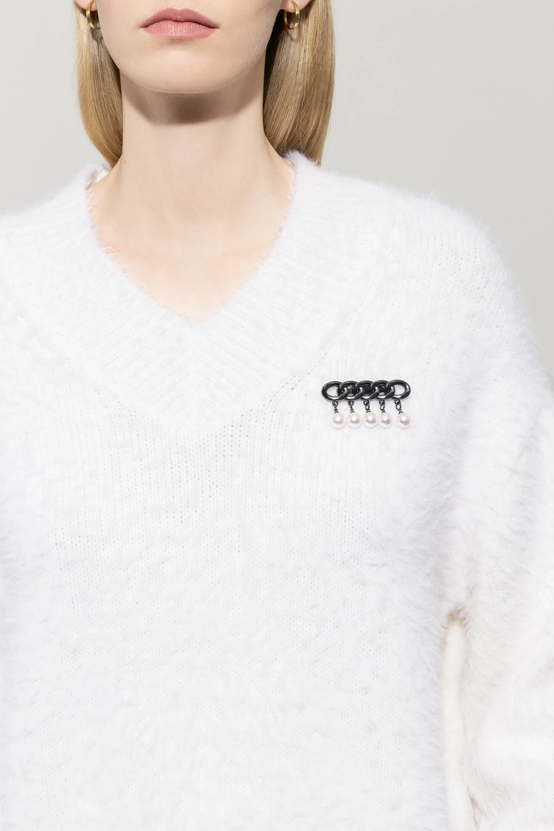 V-Neck-Pullover in Fell-Optik - silky cream - Standard - Image 4