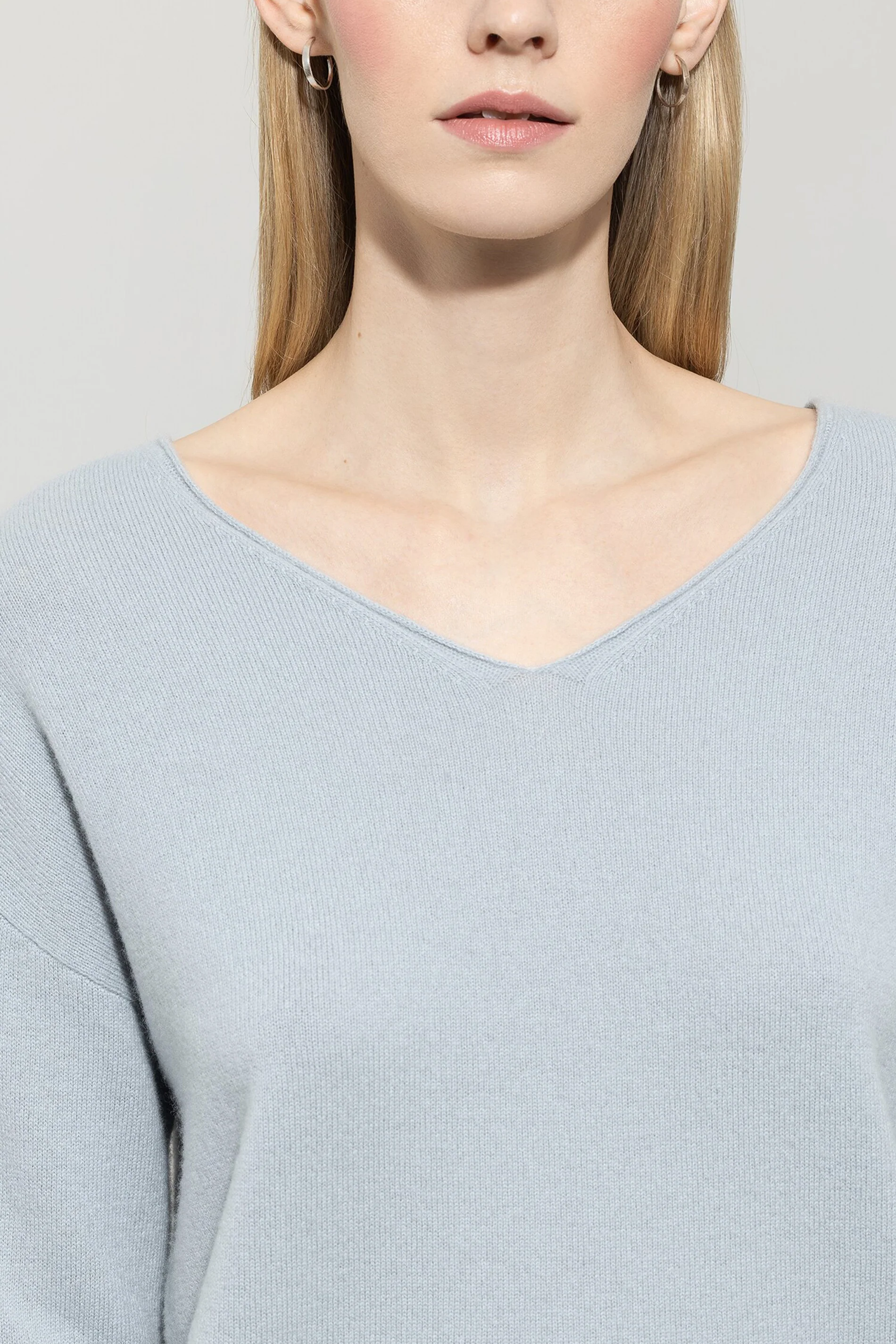V-Pullover aus Kaschmir-Mix - light blue - Standard - Image 4