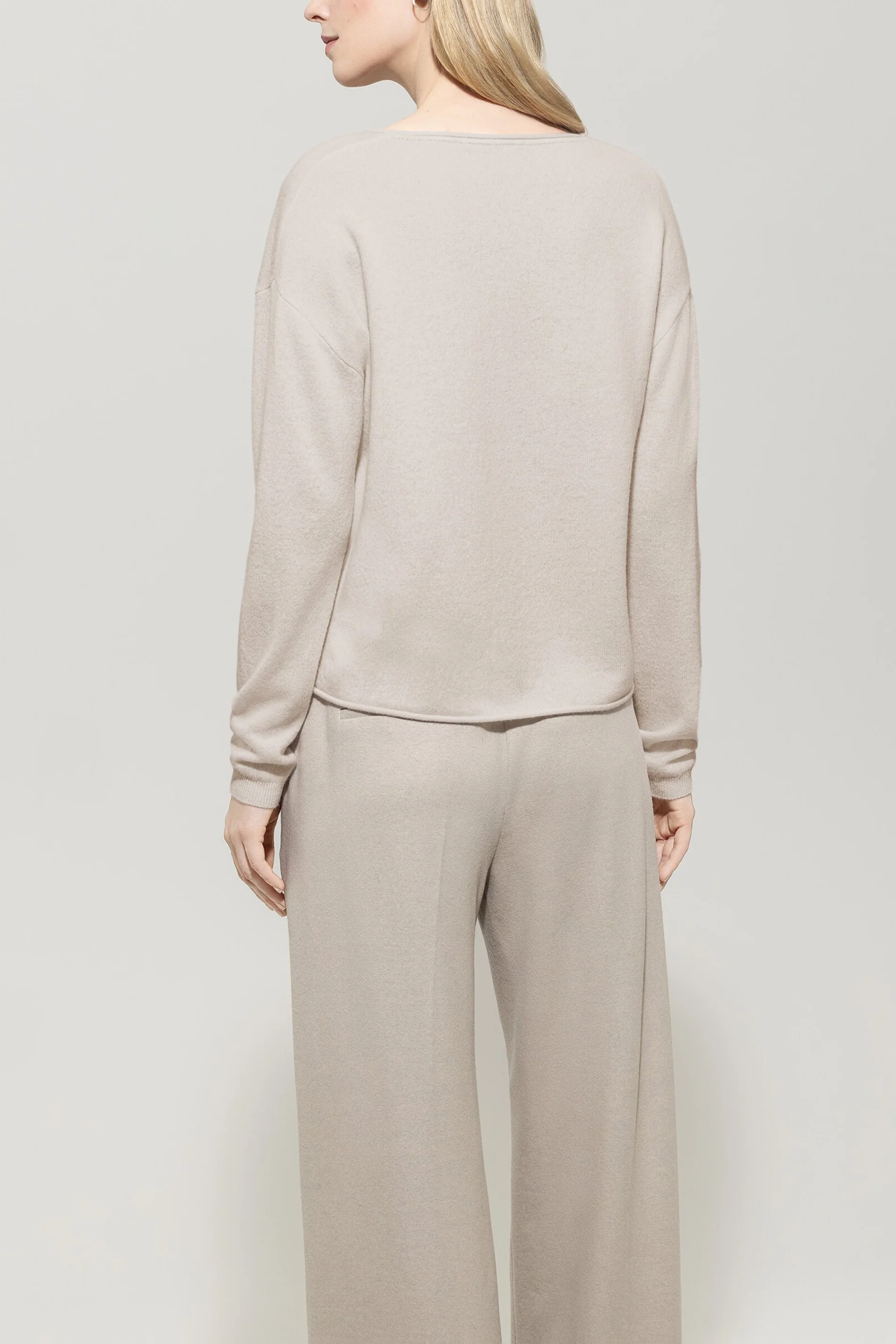 V-Pullover aus Kaschmir-Mix - oyster - Standard - Image 3