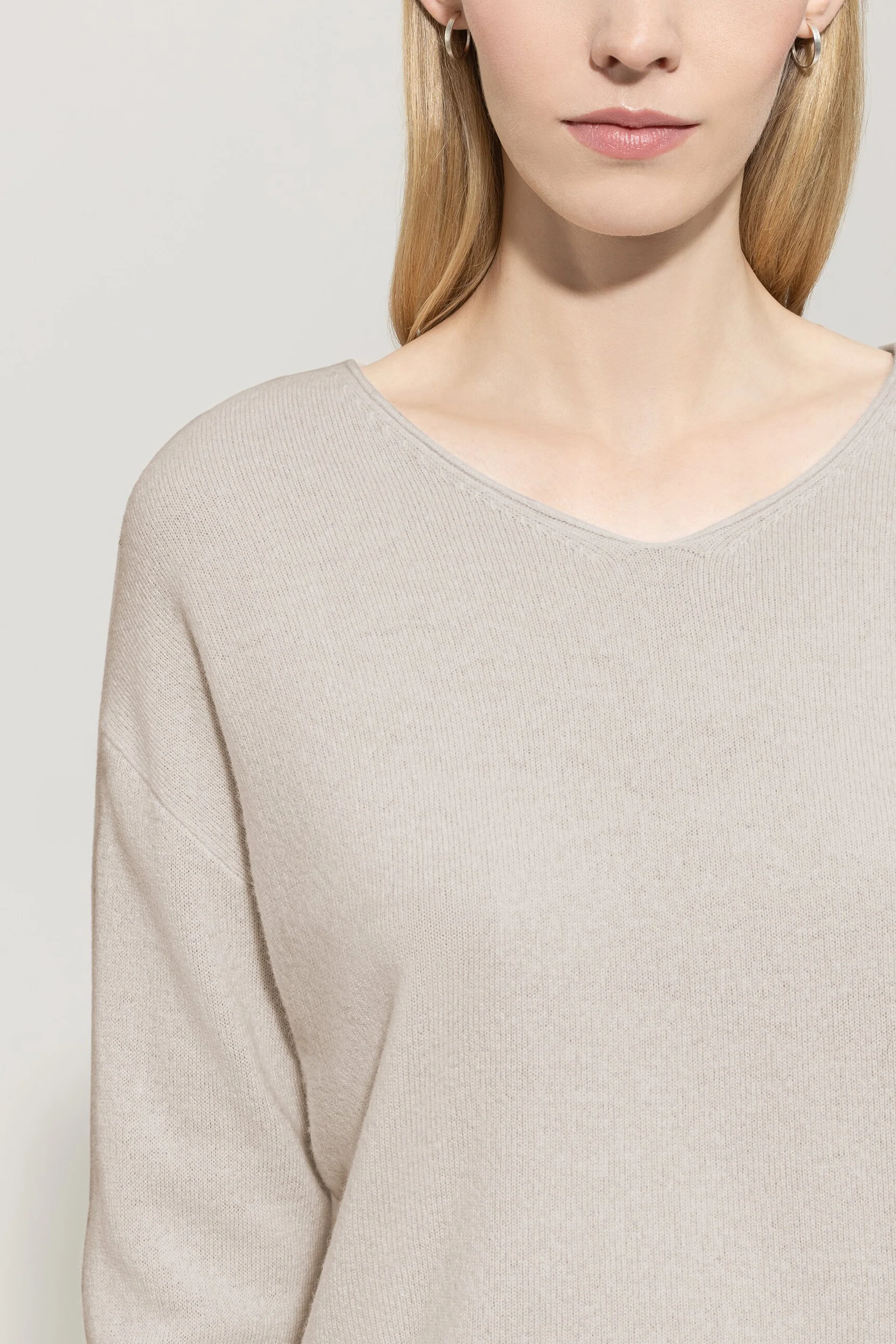V-Pullover aus Kaschmir-Mix - oyster - Standard - Image 4