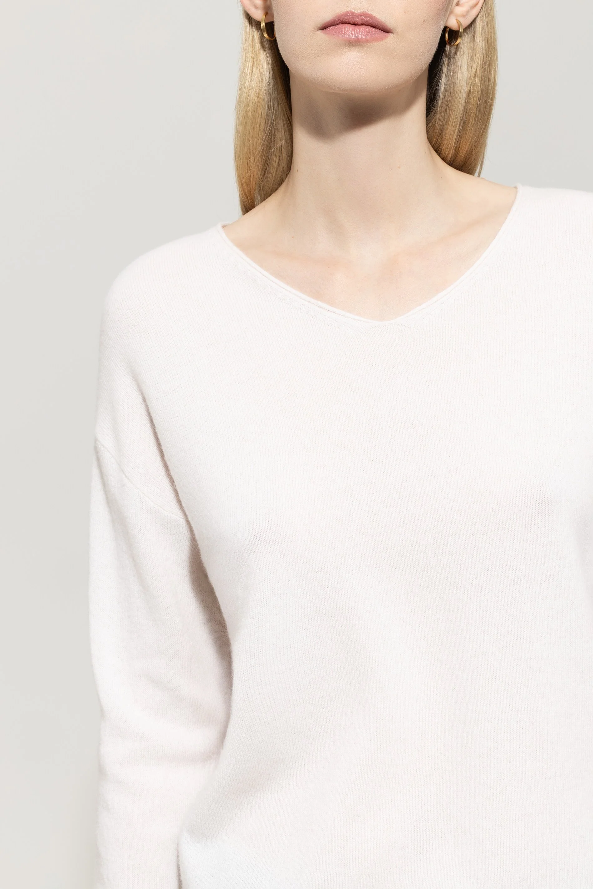 V-Pullover aus Kaschmir-Mix - silky cream - Standard - Image 4