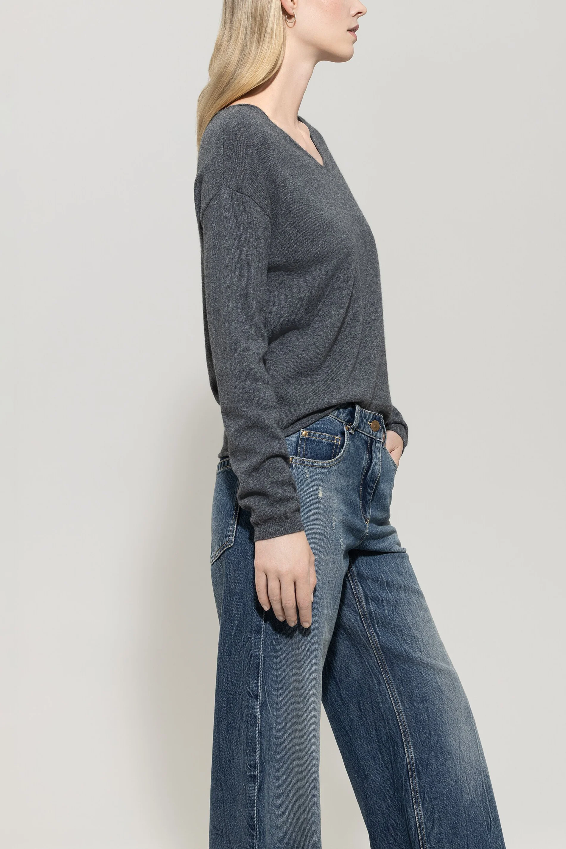 V-Pullover aus Kaschmir-Mix - urban grey - Standard - Image 2