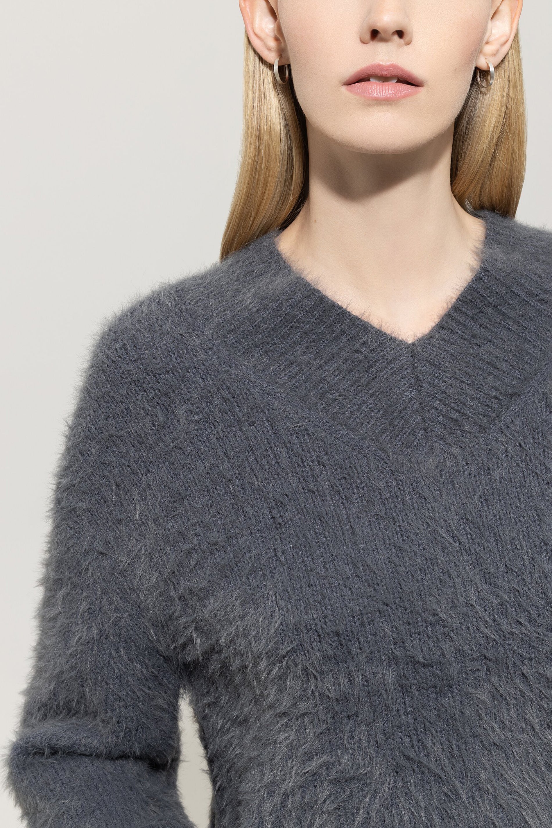 V-Pullover aus Woll-Mix - urban grey - Standard - Image 4